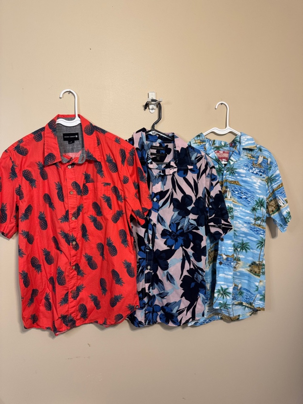🚨3 for $20🚨”Hawaiian” Short Sleeve Shirts.